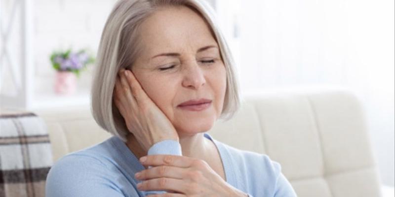 Imagen de una mujer con dolor de oído/Audifono.es ¿Por qué nos pitan los oídos?