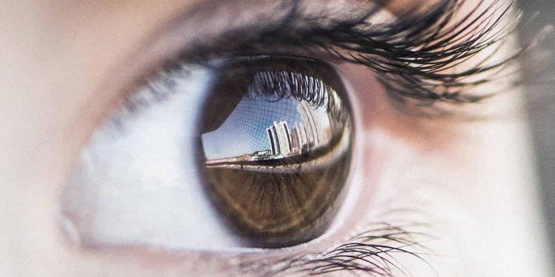 Imagen de un ojo humano/TekCrispy Cómo influye el color blanco de los ojos en la comunicación