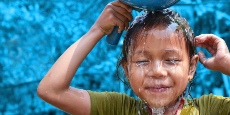 Imagen de un niño refrescándose/UNICEF Muchos niños sufren los efectos de la ola de calor