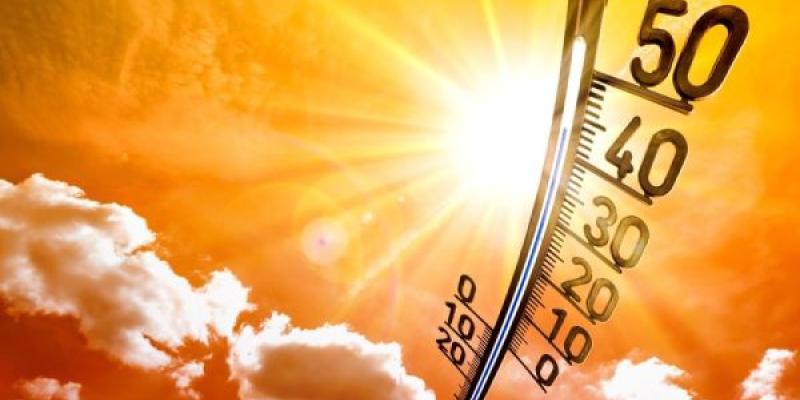 Olas de calor en el mundo Termómetro indicando las temperaturas en olas de calor
