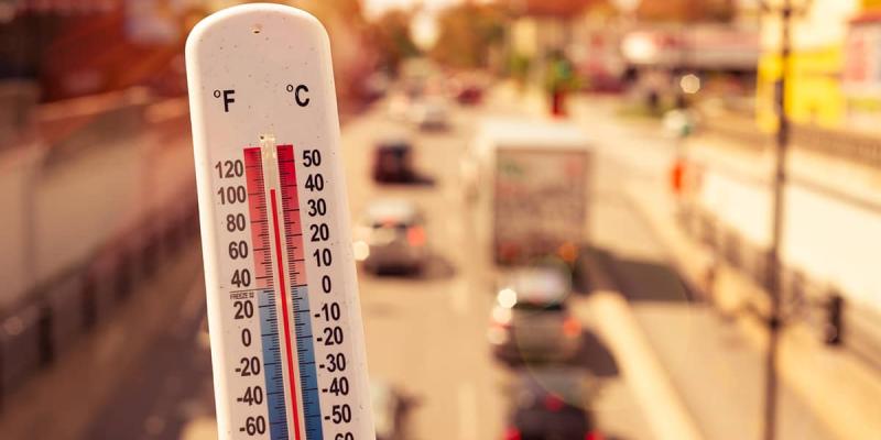 Imagen de un termómetro/Ecoembes Naturaliza Las olas de calor son cada vez más agresivas