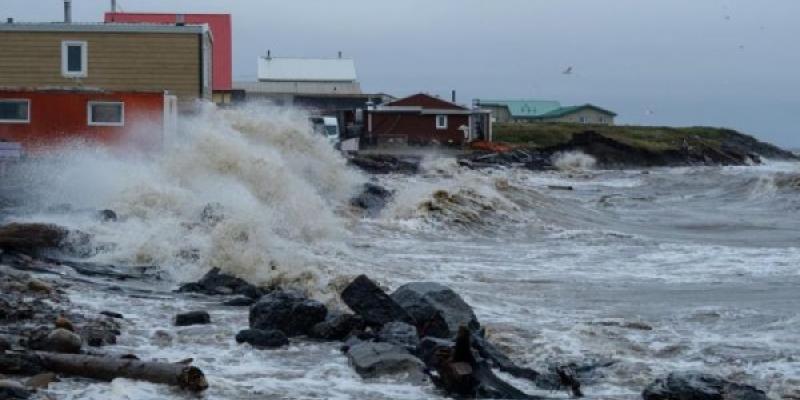 Olas extremas del Ártico. Foto: Weronika Murray Olas extremas en la aldea de Tuktoyaktuk (Canadá) durante una tormenta en agosto de 2019