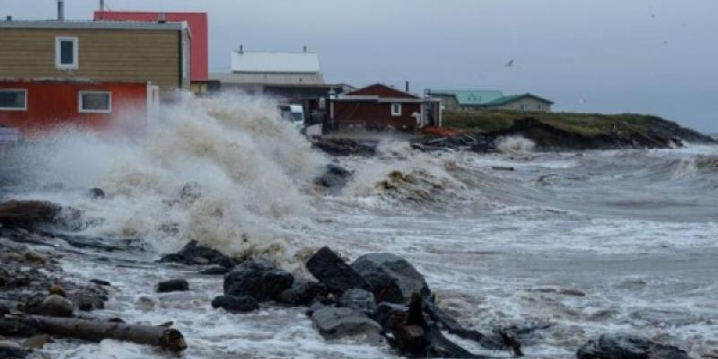 Olas extremas en la aldea de Tuktoyaktuk (Canadá) durante una tormenta en agosto de 2019