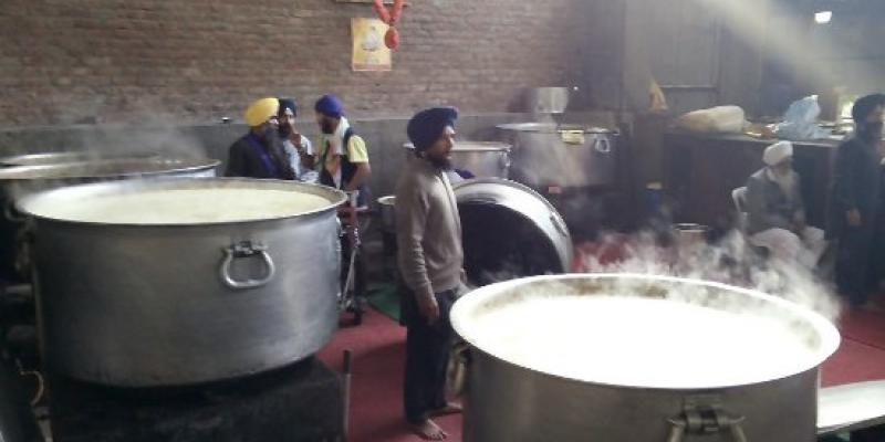 Un niño de tres años muere en la India tras caer en una gran olla de salsa de curry. ollas grandes