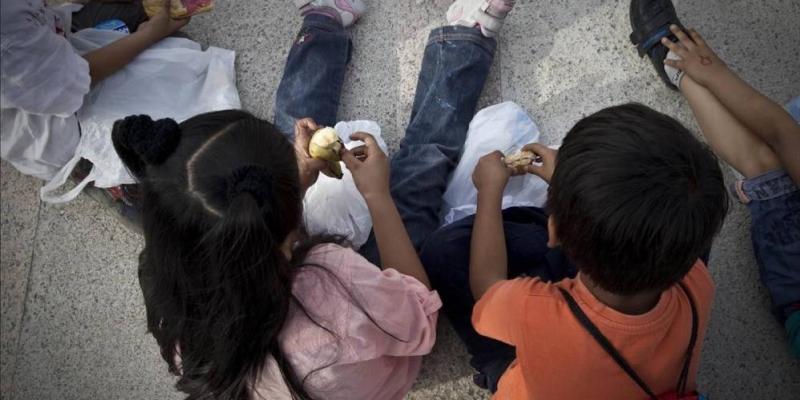 Aumenta la pobreza mundial Unos niños, en la calle, a la hora de la merienda. / CARLOS MONTAÑÉS para EL PERIÓDICO