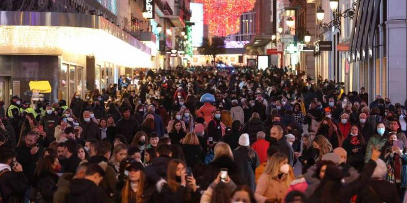 Aglomeración de personas en el centro de Madrid durante el puente de la Constitución 