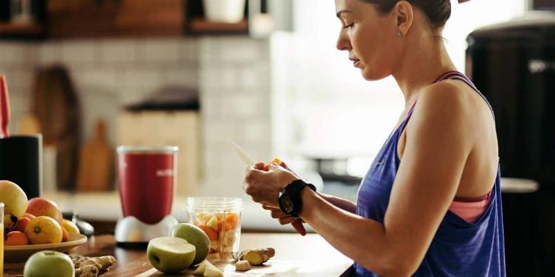 Imagen de una deportista desayunando/El Confidencial Saltarse el desayuno no es bueno