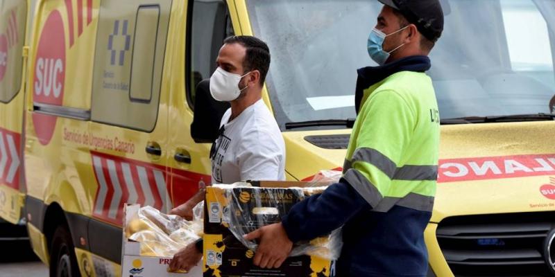 Imagen de Miguel Calero para EFE Dos voluntarios
