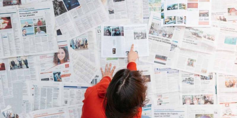 La OMS y Wikipedia contra las fake news del coronavirus Señora leyendo periódicos en el suelo