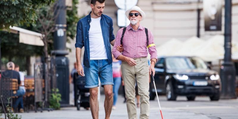 Cómo acompañar a una persona ciega o con discapacidad visual./ Licencia Adobe Stock Cómo acompañar a una persona ciega o con discapacidad visual