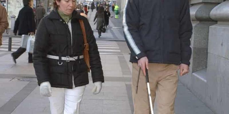 Imagen de una persona ciega/ONCE La ONCE amplía la atención de las personas ciegas y extranjeras