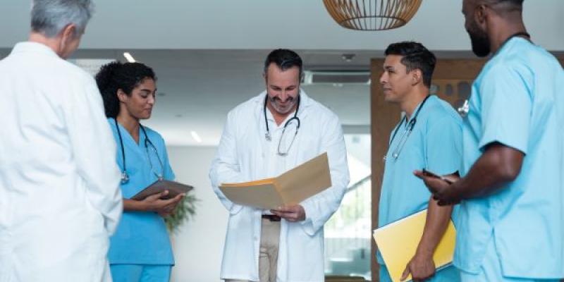Oncólogos / Envato Grupo de médicos trabajando en un hospital