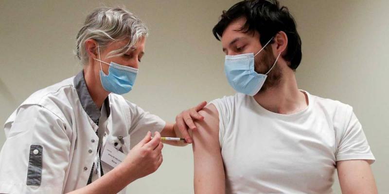 REUTERS / YVES HERMAN Una de las grandes incógnitas era el efecto de las vacunas en los pacientes de COVID persistente.