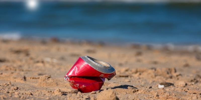 Lata de refresco tirada en la playa