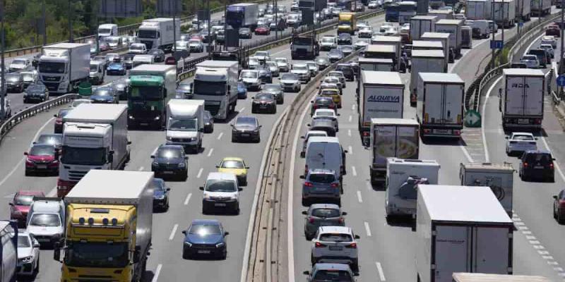 Imagen de la autovía en plena salida de verano/La Vanguardia Operación salida puente de agosto