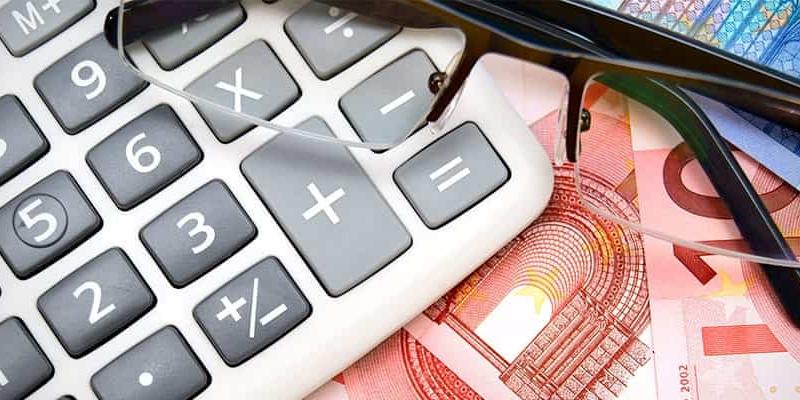 Imagen de una calculadora y unas gafas/Oposiciones.es Las oposiciones más atípicas