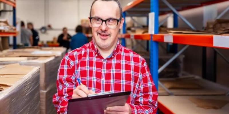 Un trabajador con discapacidad intelectual. Unai Huizi/GETTY Un trabajador con discapacidad intelectual.
