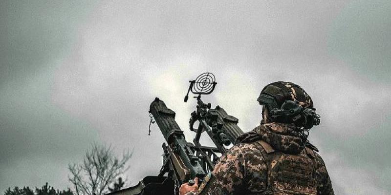 Qué pasa con los drones rusos/ El Mundo Una pieza de artillería Maxim, en busca de drones rusos en el cielo de Ucrania
