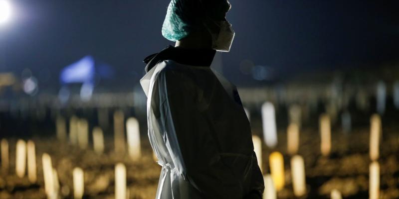Willy Kurniawan / Reuters Un hombre con equipo de protección personal en el funeral de su madre de 51 años que falleció por COVID-19 en Yakarta, Indonesia.