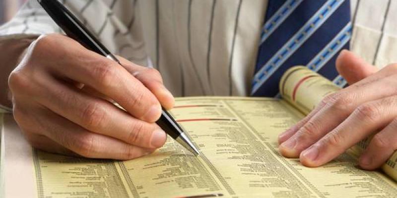 Las Páginas Amarillas se digitalizan Un hombre, consultando las Páginas Amarillas. (EFE)