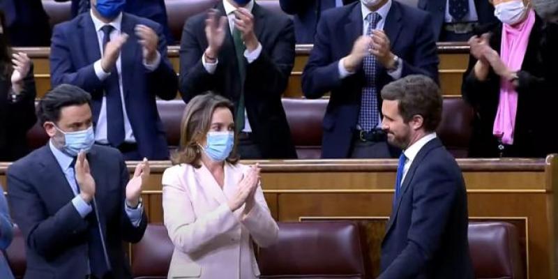 Pablo Casado recibe los aplausos de sus compañeros en el Congreso.