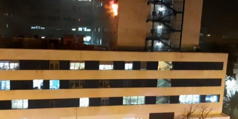 Un paciente de Covid incendia su colchón Hospital del Mar en Cádiz / Fotograma de una grabación