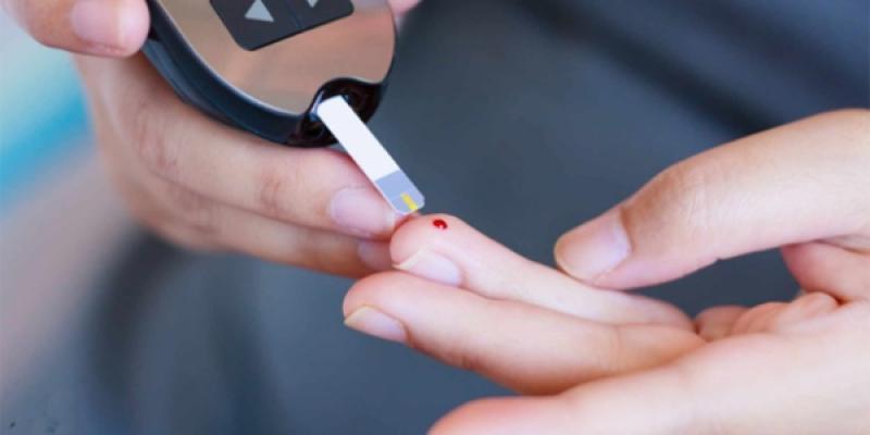 Persona con diabetes midiéndose el azúcar en sangre / Solidaridad digital Persona con diabetes midiéndose el azúcar en sangre