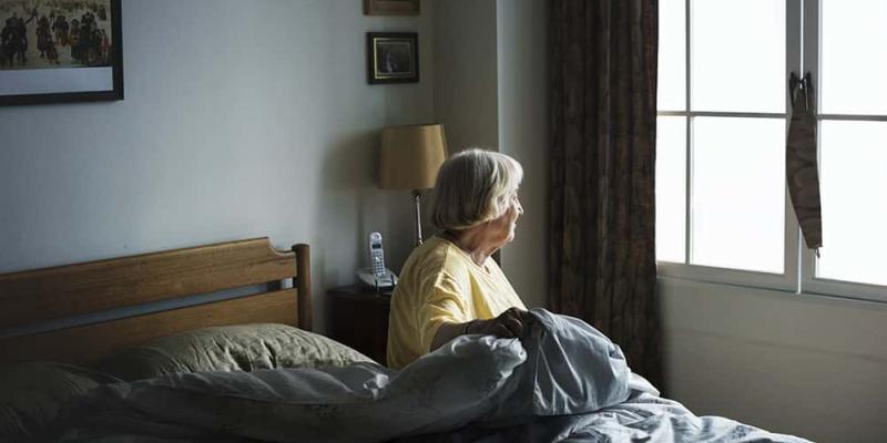 Imagen de una persona mayor en la cama/Fisioterapia a Domicilio en Alicante La importancia de caminar hacia los pacientes mayores