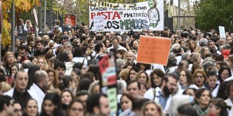 Concentración de médicos y pediatras de atención primaria en Madrid // EFE/Fernando Villar Concentración de médicos y pediatras de atención primaria en Madrid