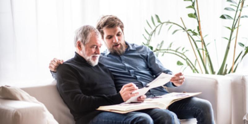 Imagen de un padre y un hijo/envatoelements Los padres ayudan económicamente a sus hijos