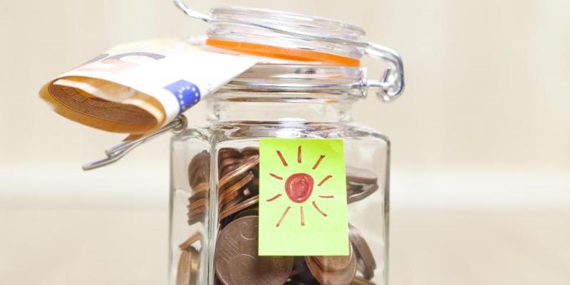 Dinero de la paga extra de verano.Getty Images Hucha con dinero