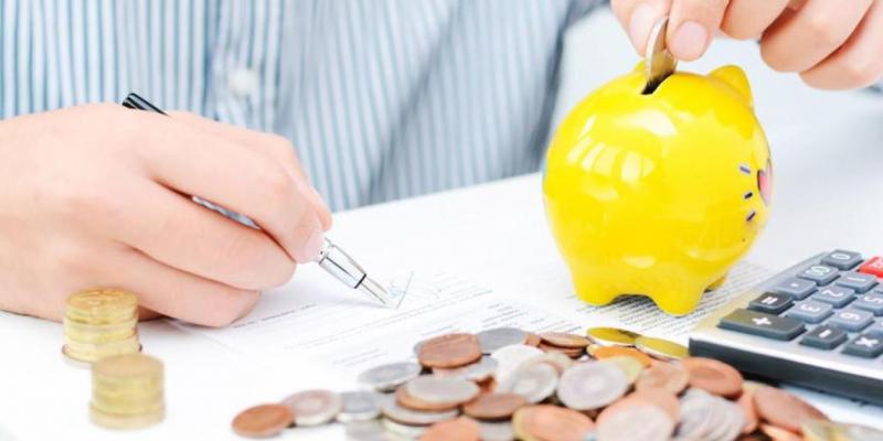Paga extra de verano 2020 Trabajador haciendo cuentas