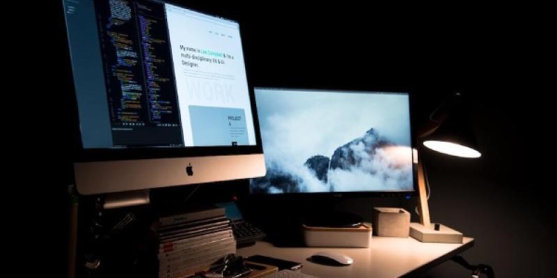 Página web, ventajas para tu empresa / Archivo Leolytics Dos monitores de ordenador