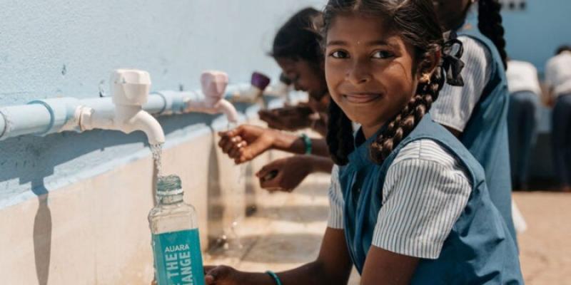 Agua - Foto: AUARA Niña llenando una botella de agua