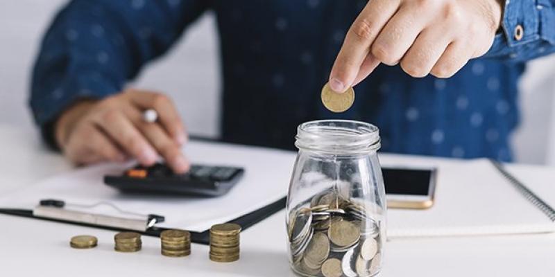 Manos de una persona ahorrando dinero de su salario / Pixabay