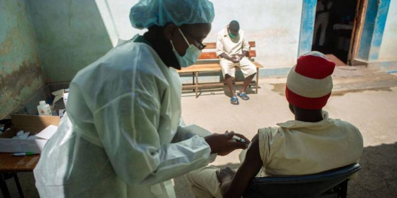Vacunación contra la covid-19 en Harare (Zimbabue).
