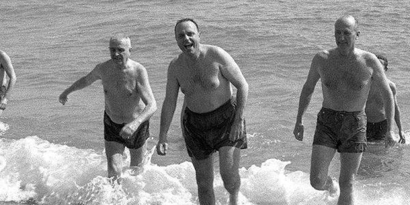 Fraga saliendo del agua de Palomares - Archivo Playa de Palomares