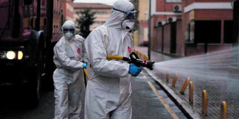 Imagen de profesionales sanitarios desinfectando/La Opinión de Zamora Tres años desde el estallido de la pandemia