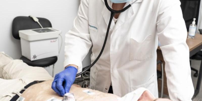 Enfermades respiratorias - Foto de Jorge Villa Un médico atendiendo a un paciente