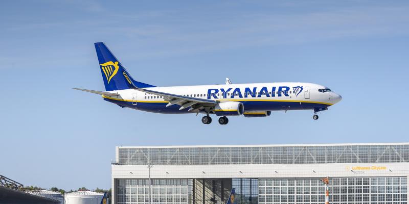 Según la Comisión Europea, el 2 % de las emisiones globales de Europa proceden de los vuelos comerciales Aeropuerto de Ryanair/Pixabay