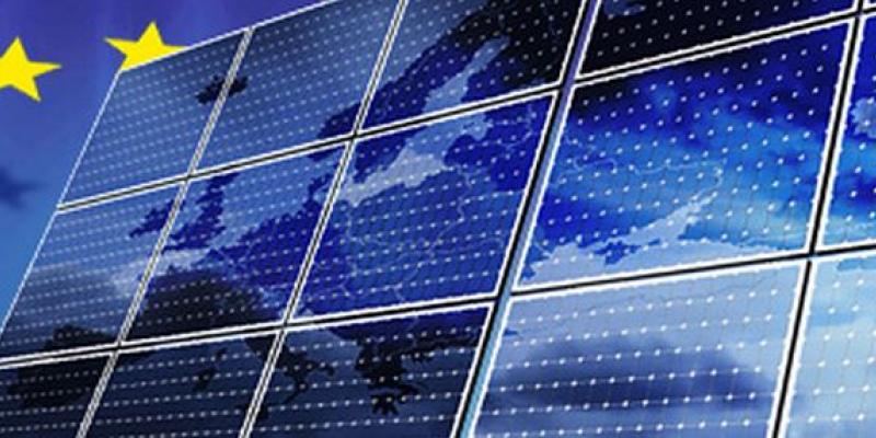 Paneles solares chinos / elperiodicodelaenergia.com Panel solar con la bandera de Europa