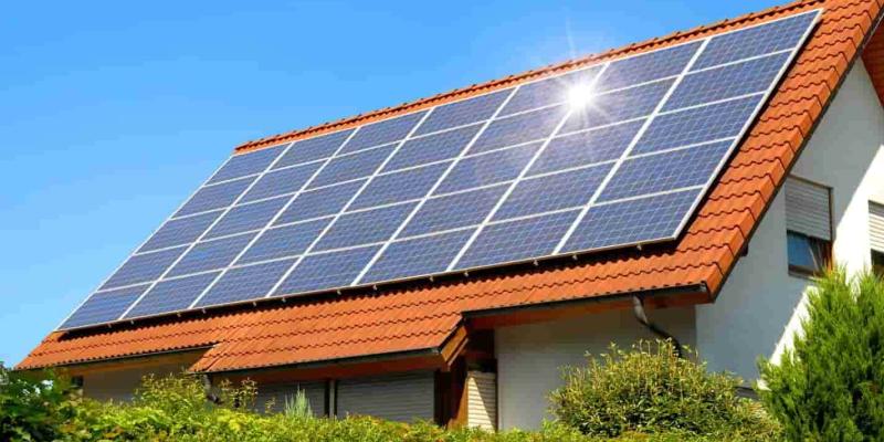 Imagen de una casa con paneles solares/Ecología Verde La energía solar no funciona si hay un apagón