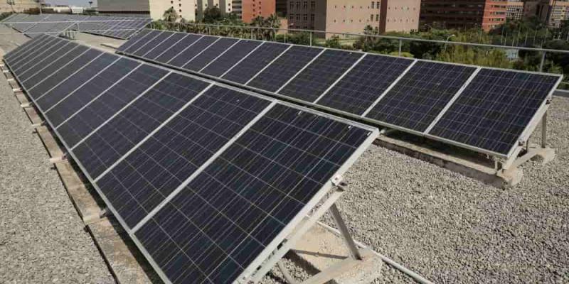Los institutos valencianos abastecerán con energía solar a sus familias vulnerables