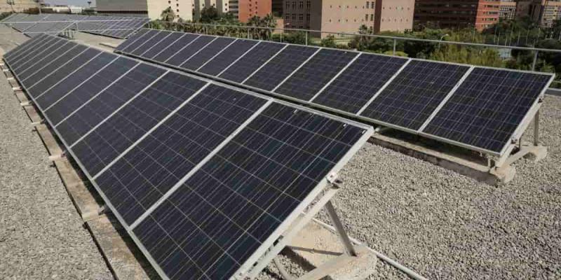 Imagen de paneles solares/El País Los institutos valencianos abastecerán con energía solar a sus familias vulnerables