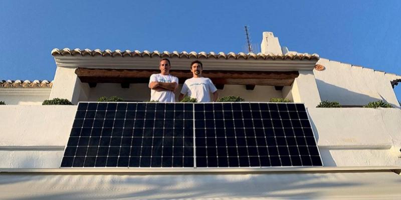 Dos señores en un balcón con placas solares