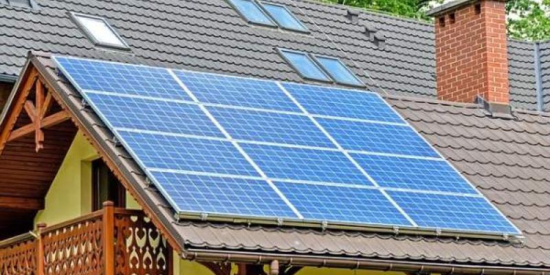 Paneles solares en el tejado de una casa