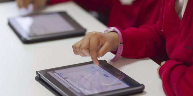 Imagen de varios niños con tabletas electrónicas/Europa Press Limitación en el uso de pantallas en niños