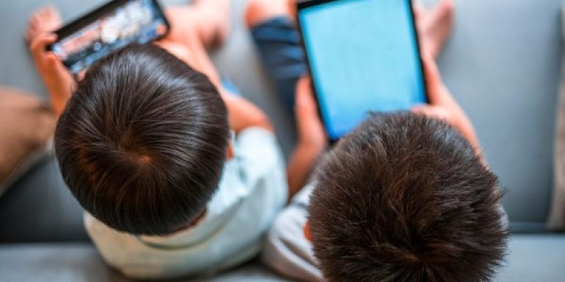 Niños enfrente de pantallas electrónicas