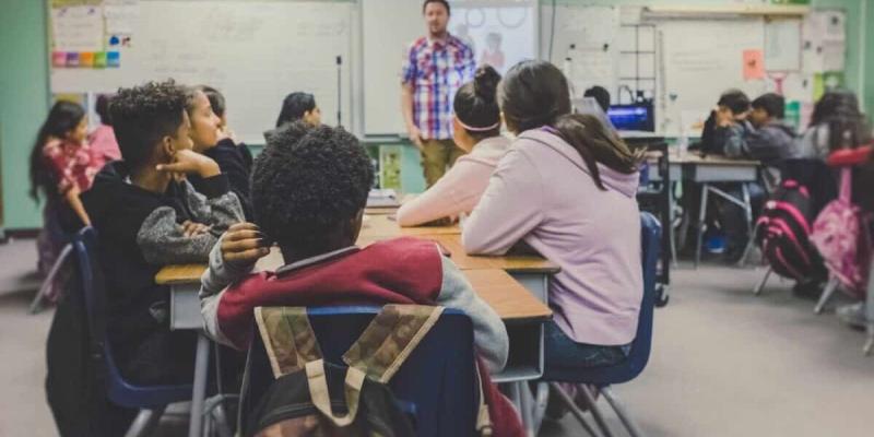 Imagen de varios niños en clase/LA GACETA La comunidad educativa alerta del uso de las pantallas