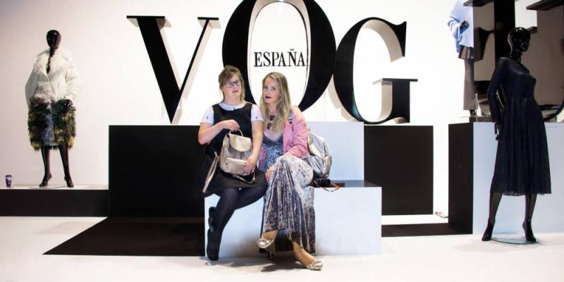 Paola y Teresa Toresa Muinelo en un desfile de moda